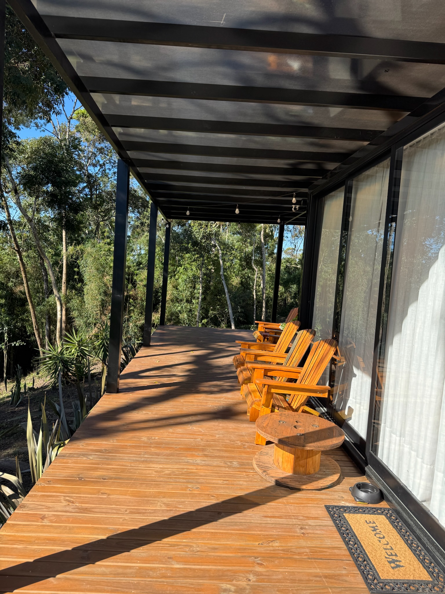 Deck coberto com cadeiras